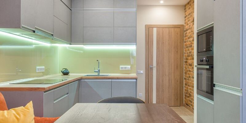 Es werde Licht – jetzt auf die richtige Beleuchtung in Schränken und Vitrinen setzen